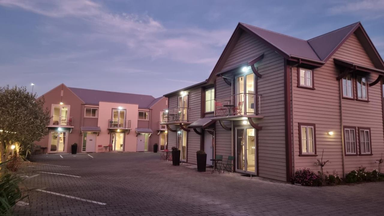 The Mews Oamaru Motel Exterior photo